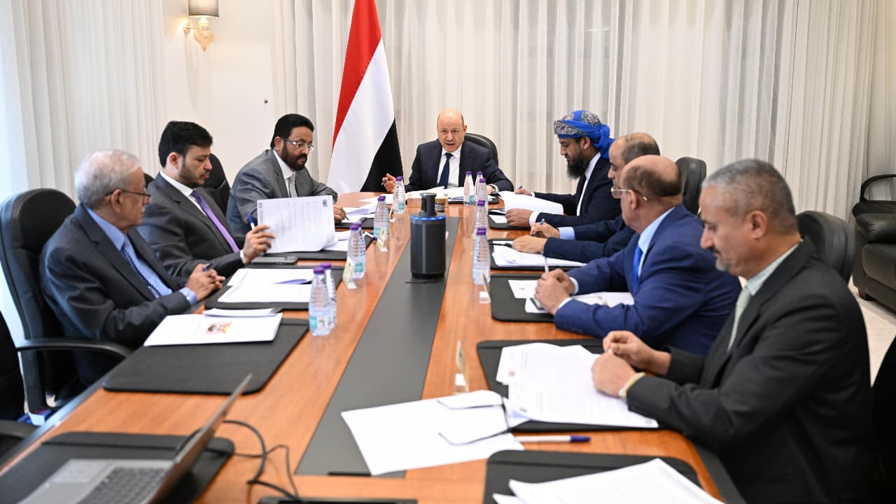 مجلس القيادة الرئاسي يقر إجراءات جديدة لدعم الإصلاحات الاقتصادية وتعزيز استقرار العملة