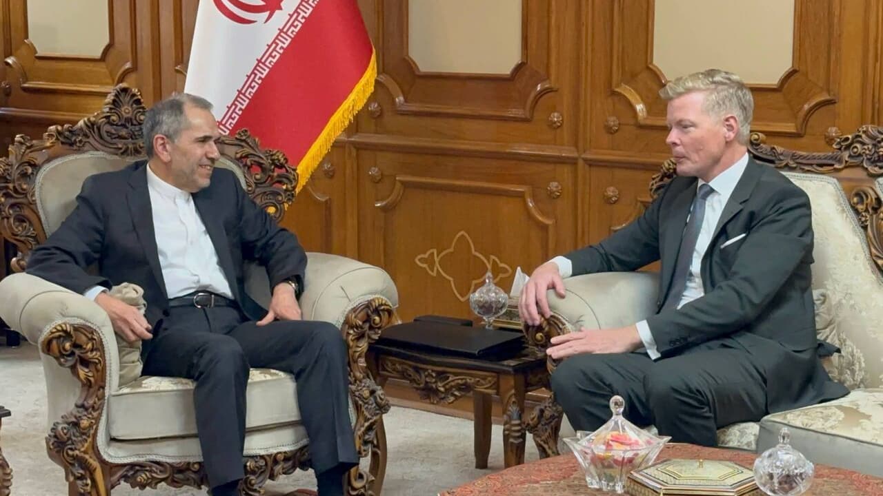 مسقط.. مسؤول إيراني يبحث مع ناطق الحوثيين والمبعوث الأممي جهود تنفيذ خارطة طريق السلام في اليمن