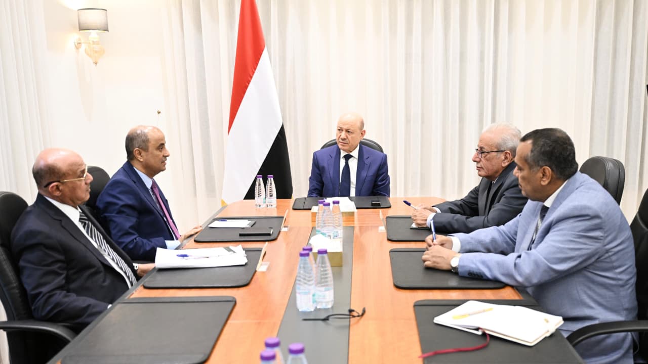 العليمي يستعرض مع بن بريك ومحافظ البنك مستوى تنفيذ خطة الإصلاحات الاقتصادية