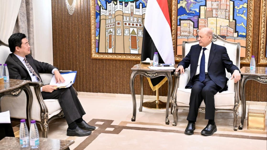 العليمي يؤكد أهمية التنسيق مع الصين لمواجهة التهديدات المشتركة في البحر الأحمر