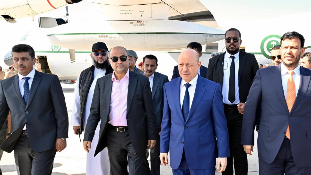 قادمًا من السعودية.. العليمي يعود إلى عدن ويؤكد حشد الدعم للمعركة الوطنية