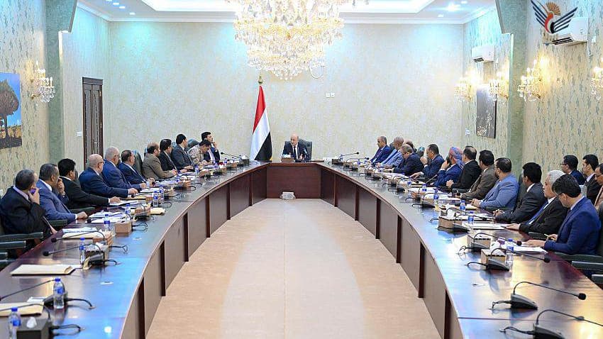 العليمي: الإصلاحات الاقتصادية وتوحيد الإيرادات شرط لنجاح معركة استعادة الدولة