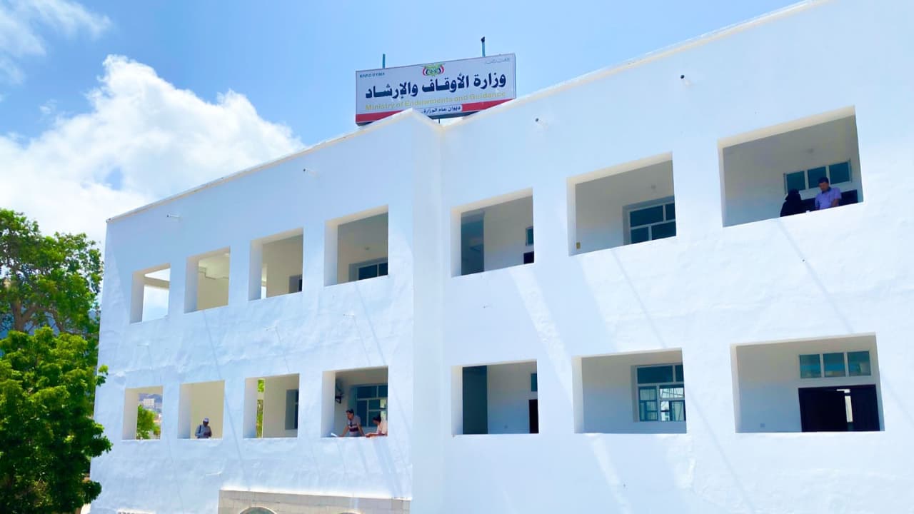 وزارة الأوقاف تدين أحكام الإعدام الحوثية وتوجّه خطباء المساجد للتنديد بها