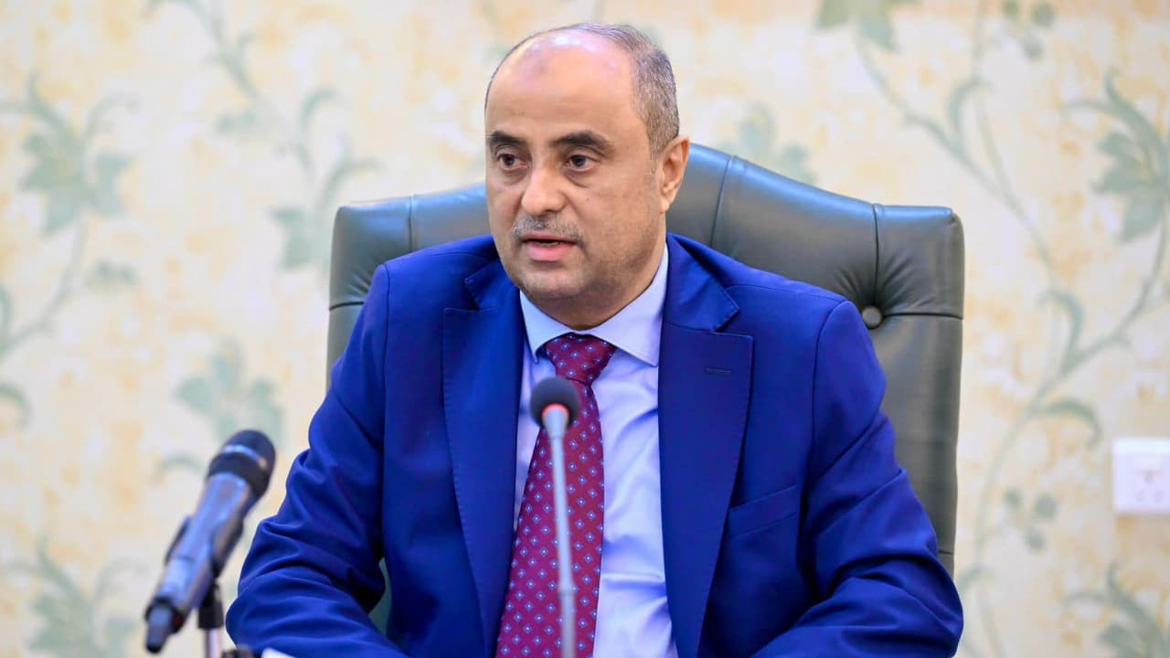 رئيس الحكومة  يعلن إجراءات تقشفية جديدة تشمل تقييد سفر الوزراء والمسؤولين للخارج