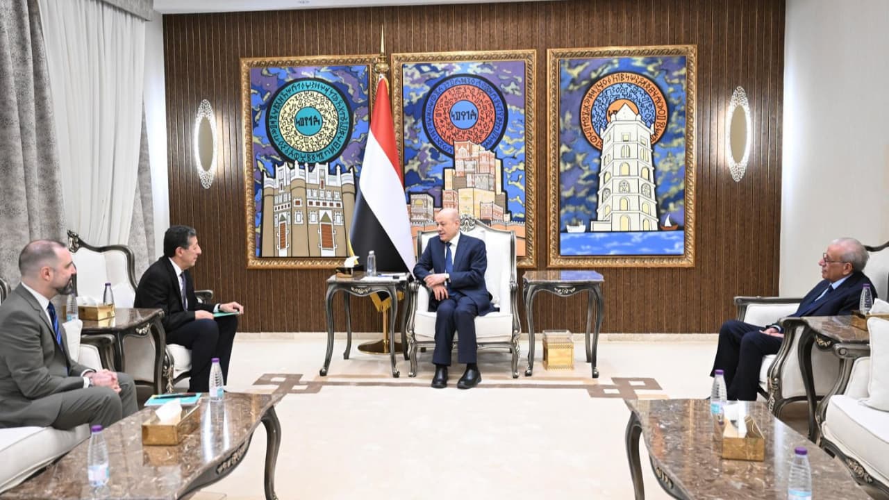 العليمي لوفد أوروبي: التعامل مع الحوثيين كفاعل طبيعي خطأ بنيوي يهدد السلام في المنطقة