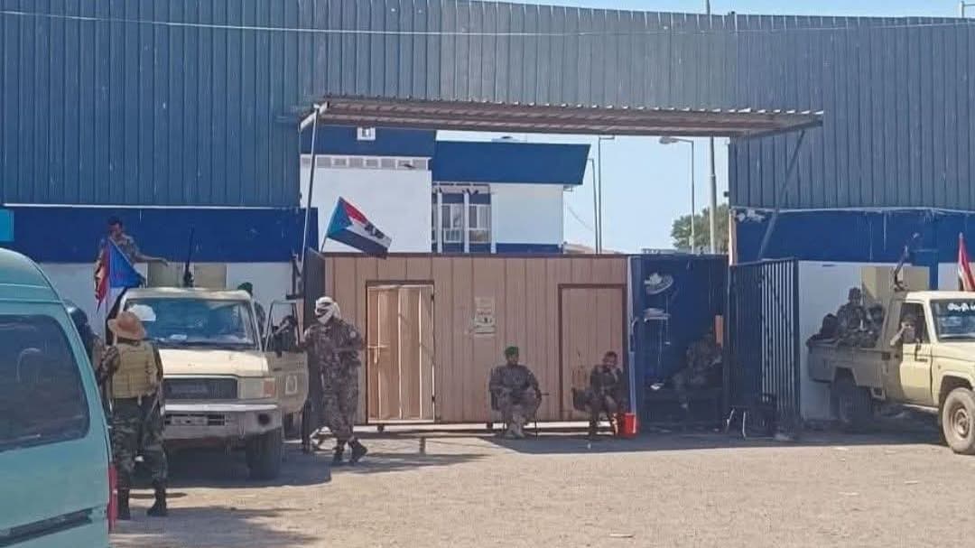 عدن.. قوات أمنية تُغلق مقرين لـ "الانتقالي المنحل" والأخير يهاجم الإجراءات