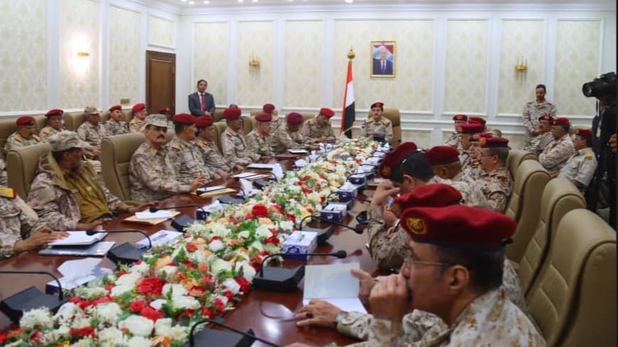 وزير الدفاع في اجتماع مع قيادات عدن العسكرية: المرحلة تتطلب إعادة الاستقرار وتعزيز هيبة الدولة