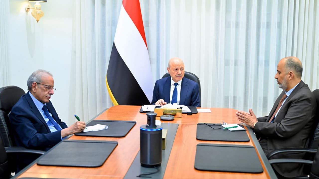 العليمي يدعو إلى تحييد البلاد قدر الإمكان عن الارتدادات الاقتصادية للصراع في المنطقة