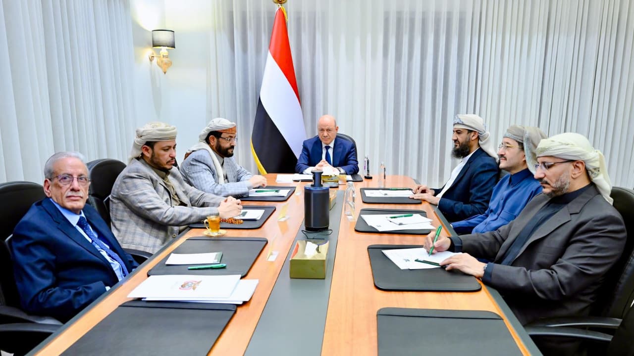 مجلس القيادة يجدد وقوفه إلى جانب دول الخليج ويؤكد عدم السماح بتحويل اليمن إلى منصة لتهديد أمن المنطقة
