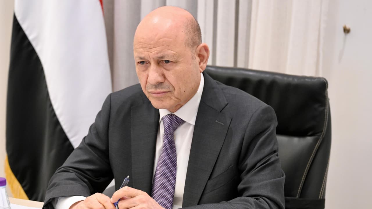 العليمي يشيد بتضحيات القوات المسلحة ويؤكد دورها في إحباط المشروع الإيراني
