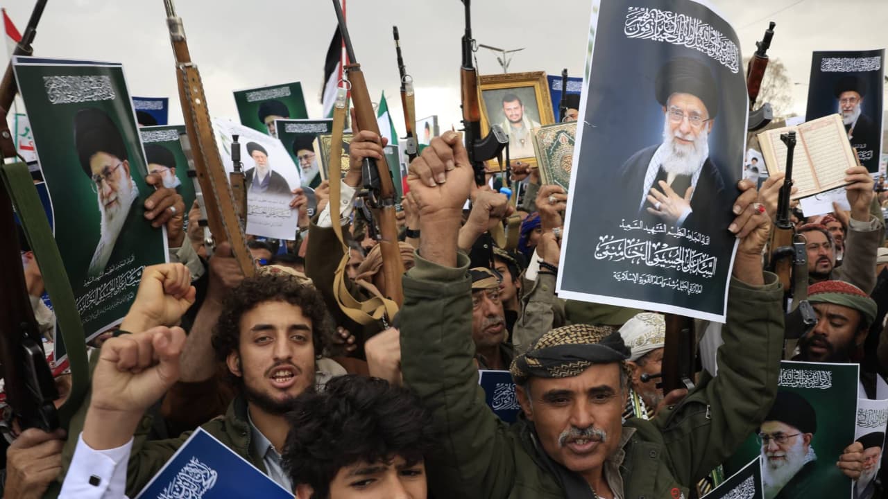الحكومة اليمنية: التهديد الإيراني بزعزعة أمن البحر الأحمر تأكيد على مركزية القرار العسكري بين طهران وأذرعها