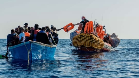 خفر السواحل اليمنية يضبط قارب تهريب يقل 120 مهاجراً أفريقياً