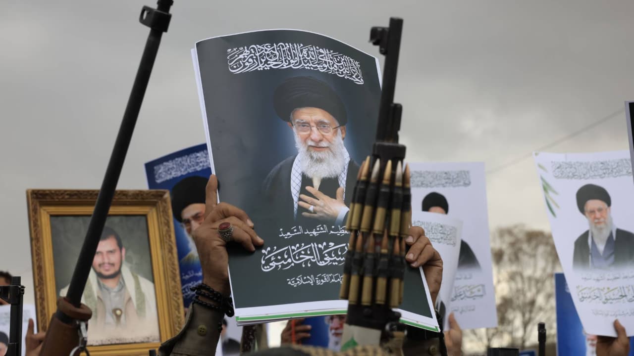 WSJ: الحوثيون يتربصون بمسارات النفط البديلة في البحر الأحمر، ويمثلون ورقة ضغط مهمة لإيران
