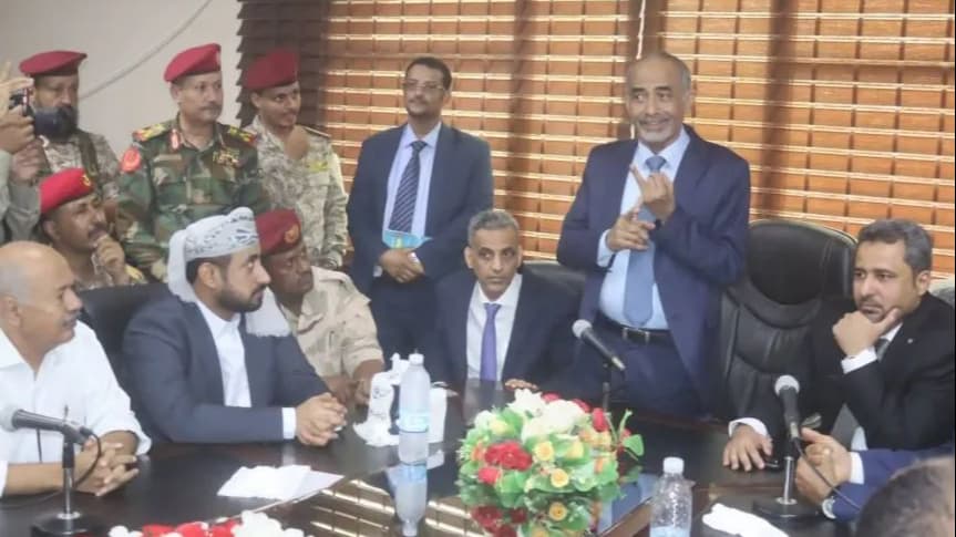 الفريق الصبيحي يوبّخ السلطة المحلية في لحج بسبب تغييب علم الجمهورية في اجتماع رسمي