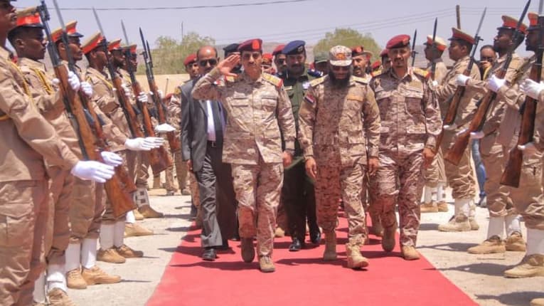 وزير الدفاع يبحث مع قيادة المنطقة العسكرية الأولى في سيئون الأوضاع الأمنية وتعزيز الاستقرار