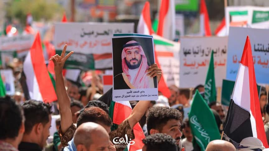 محتجون في تعز ينددون بهجمات إيرانية ويؤكدون تضامنهم مع دول عربية