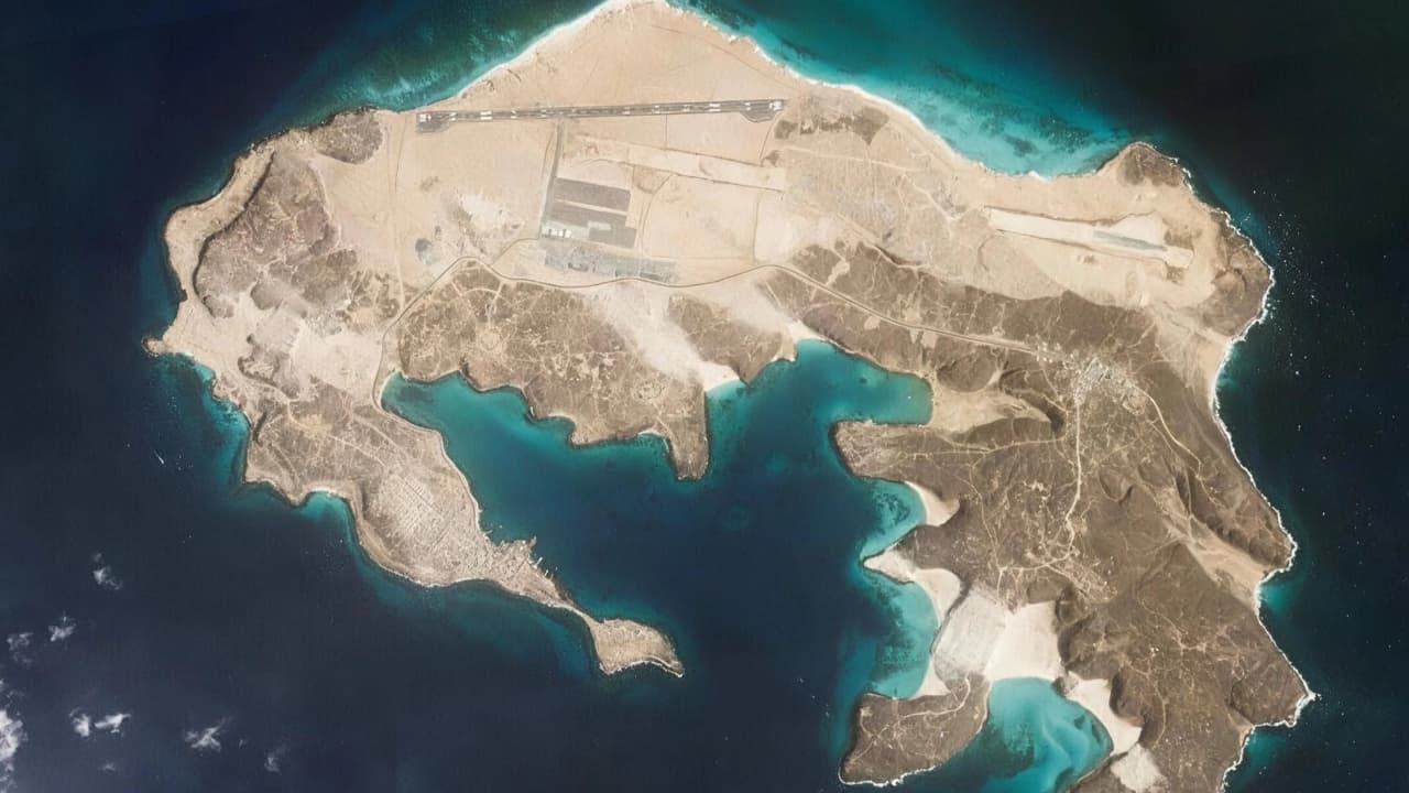 ما حقيقة محاولة هبوط طائرة عسكرية مجهولة في جزيرة ميون؟