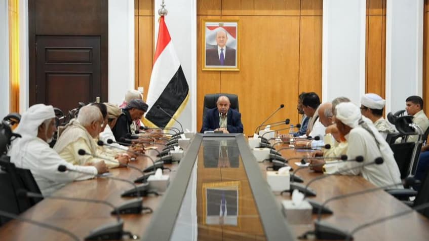 محافظ حضرموت يحذر من المساس بالأمن ويؤكد دعم الأجهزة الأمنية