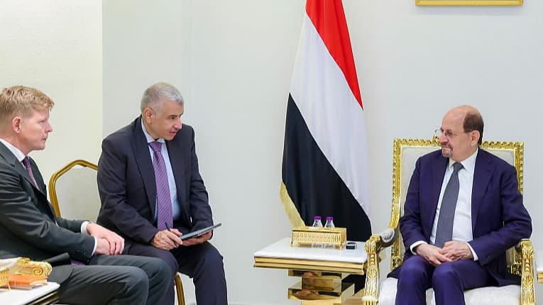 رئيس الوزراء يؤكد أولوية الإفراج عن المحتجزين خلال لقائه المبعوث الأممي بعدن