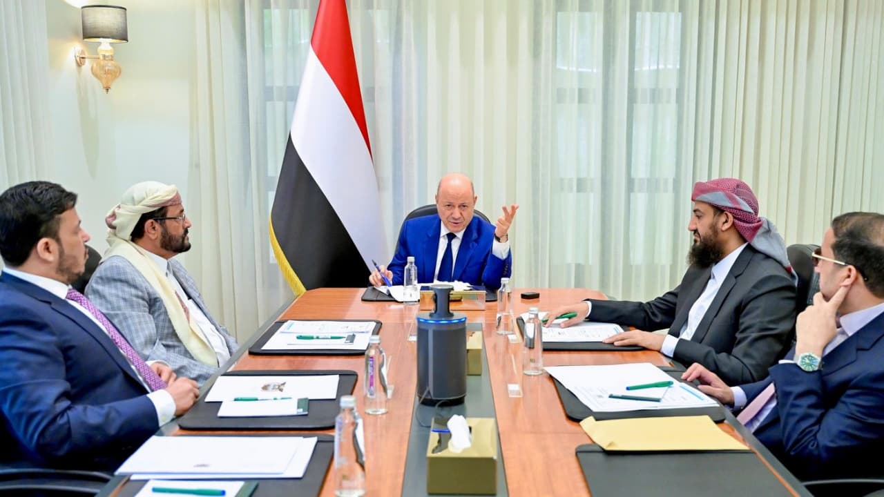 مجلس القيادة يجدد تحذيره من عواقب استخدام اليمن كمنصة لتهديد الملاحة الدولية
