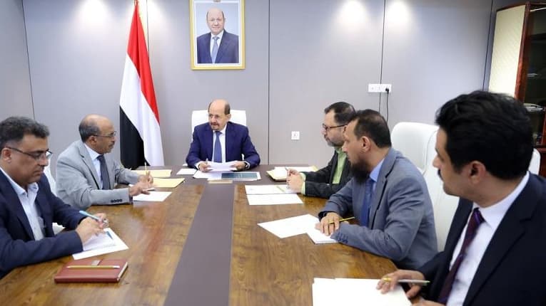 الزنداني يوجه بمتابعة تنفيذ إجراءات تحسين خدمات الكهرباء والغاز