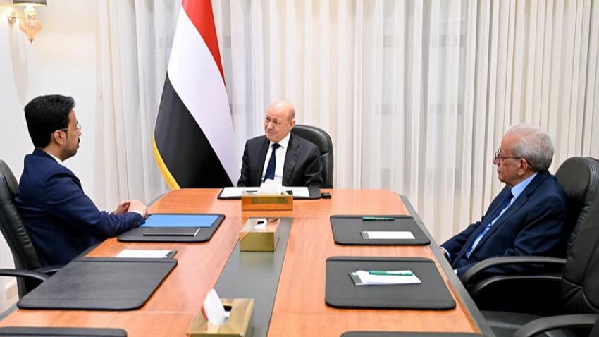 خلال لقائه رئيس هيئة التشاور ..الرئيس العليمي  يدعو إلى توحيد الصف الوطني والانتقال إلى الشراكة السياسية