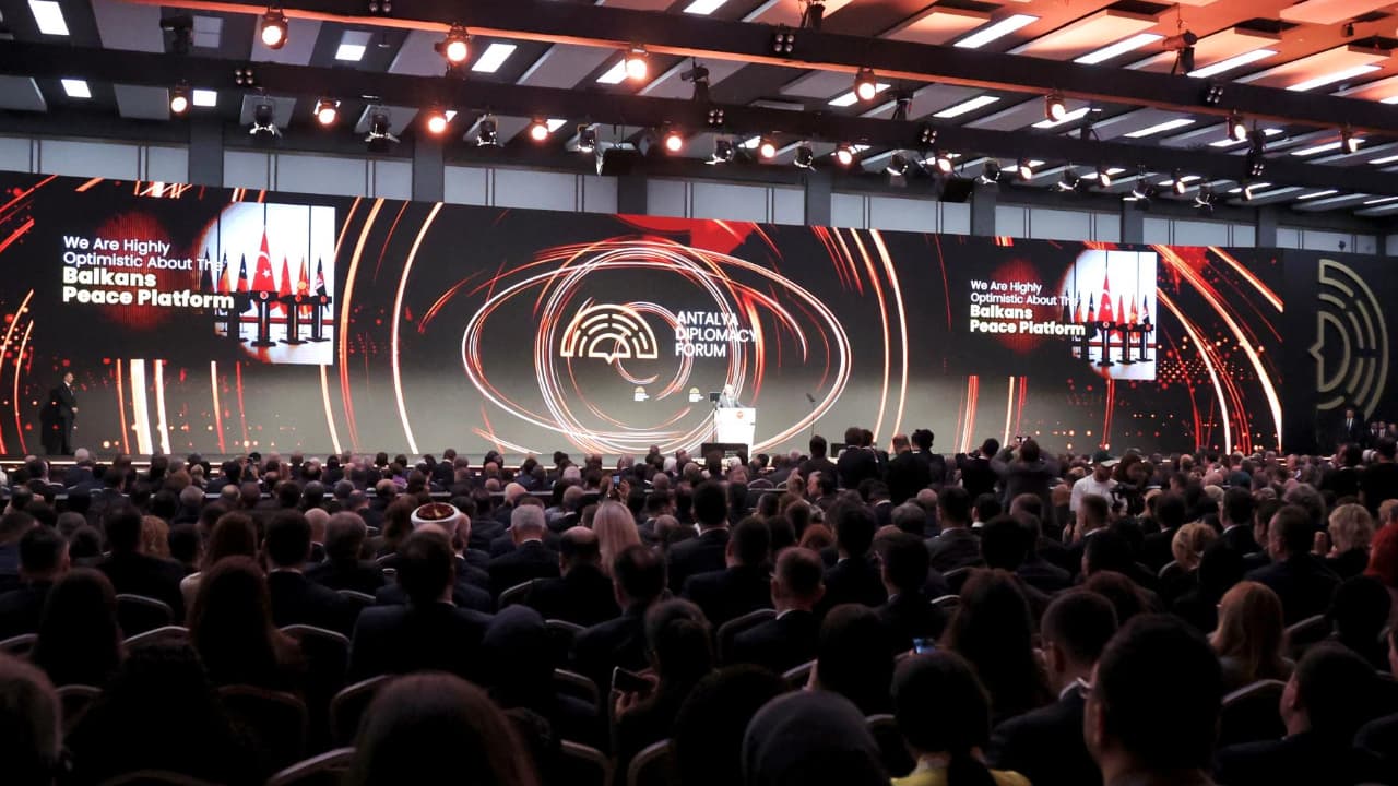 رئيس الوزراء لقناة TRT التركية: لا مصلحة لليمن بالانخراط في أي صراع