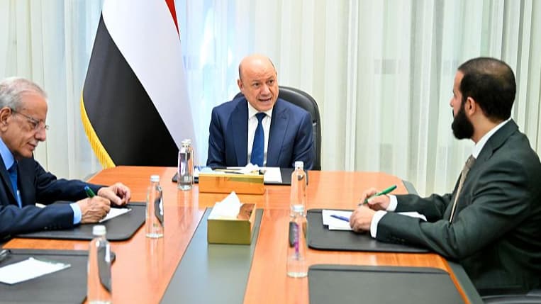 رئيس مجلس القيادة يناقش مع محافظ أبين أوضاع المحافظة وتحسين الخدمات
