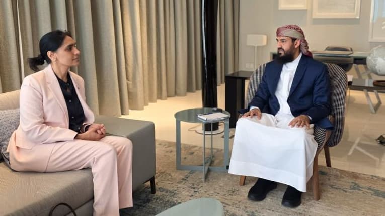 خلال لقائه السفيرة البريطانية.. المحرمي يجدد التمسك بالسلام ويحذر من التصعيد