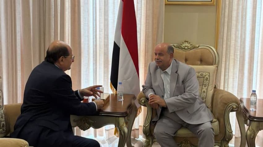 الخنبشي يبحث مع رئيس مجلس الوزراء تنسيق الجهود الحكومية وتحسين الخدمات