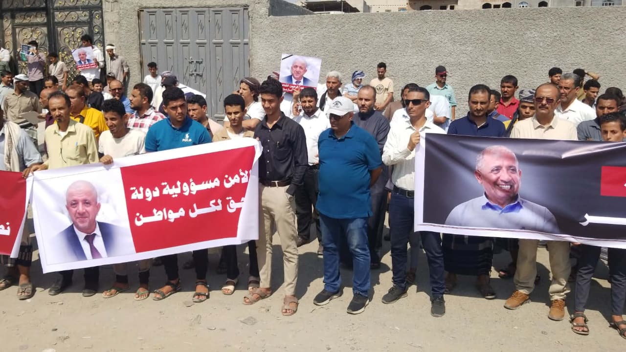 وقفة احتجاجية في عدن تطالب بكشف ملابسات اغتيال التربوي عبدالرحمن الشاعر