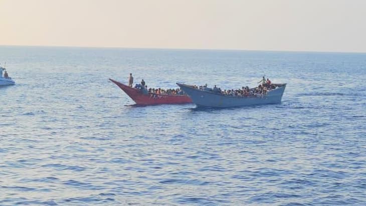 خفر السواحل تعترض قاربين و تضبط 340 مهاجراً غير شرعي جنوب عدن