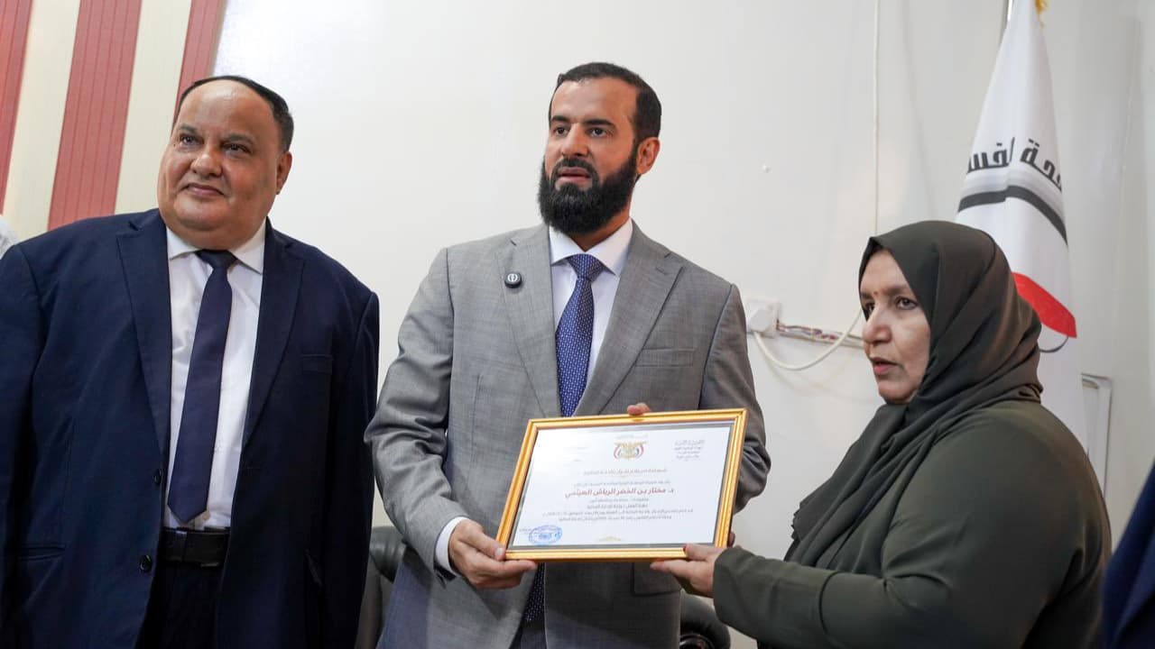 محافظ أبين يقدم بياناً بذمته المالية لهيئة مكافحة الفساد