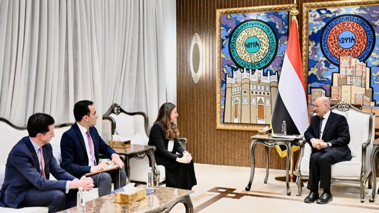 العليمي: التعامل مع الحوثيين كسلطة أمر واقع يشرعن السلاح خارج الدولة وفكرة "الحق الإلهي"