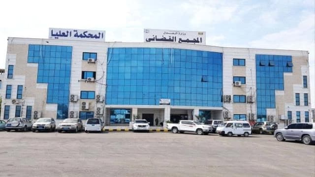 القاضي طلب عدم التصوير والمتهمون أنكروا اعترافاتهم.. بلقيس نت ينشر تفاصيل أول جلسات المحاكمة في قضية اغتيال الشاعر