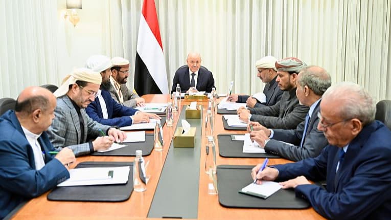 مجلس القيادة يشيد بقرارات حكومية لمعالجة الغلاء وصرف العلاوات المتأخرة