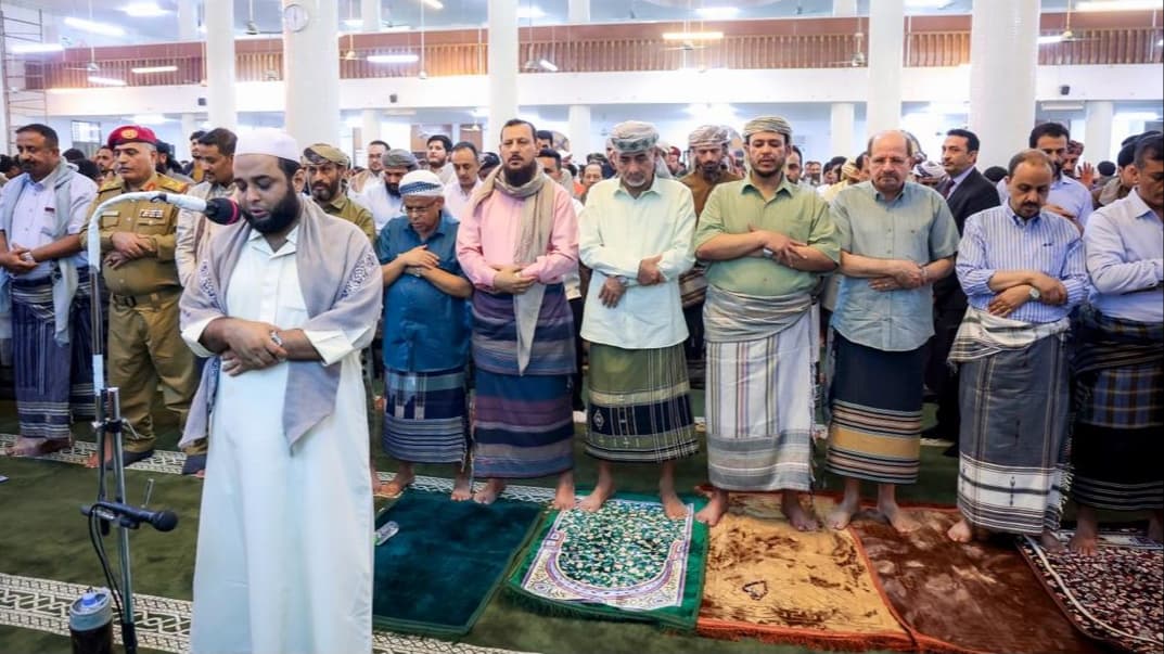رئيس الحكومة وعدد من المسؤولين يؤدون صلاة العيد مع جموع المصلين في عدن