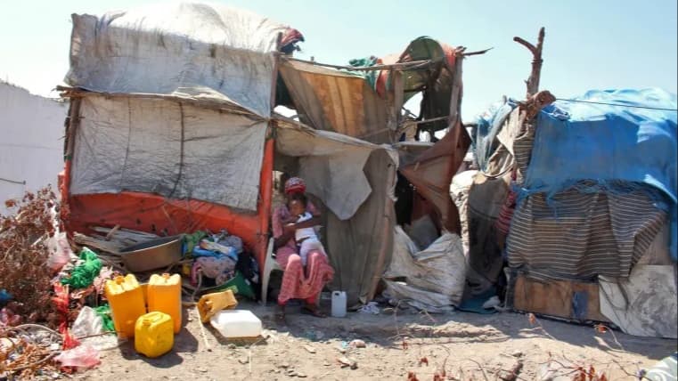 مسؤول أممي يحذر: الخطر يهدد حياة 64 ألف لاجئ باليمن جراء نقص التمويل