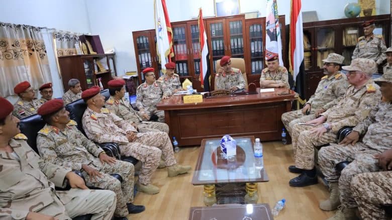 لجنة الدفاع تواصل إجراءات الاستلام والتسليم في المنطقة العسكرية الرابعة بمحور تعز
