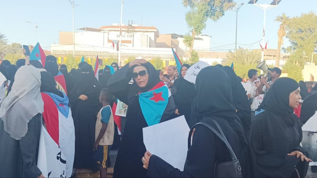 المجلس الانتقالي المعلن عن حله ينظم وقفة نسوية احتجاجية ضد الحكومة في عدن