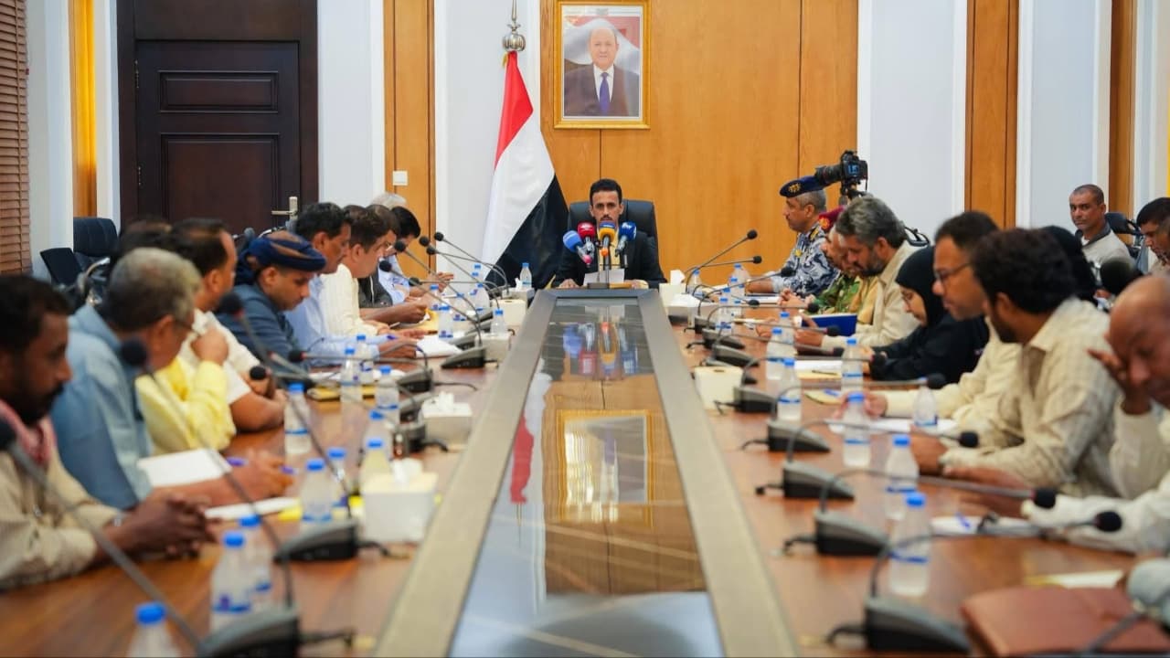 تنفيذي حضرموت يدعو الحكومة للتدخل العاجل لمعالجة أزمة الكهرباء وتحسين الخدمات الأساسية
