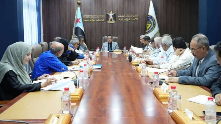 المجلس الانتقالي يهاجم السعودية ويدعو إلى مظاهرات في عدن وحضرموت غدا السبت