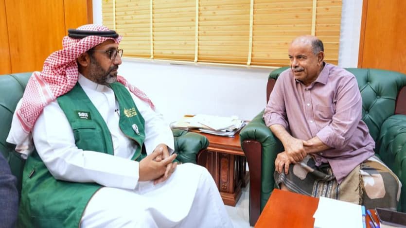الخنبشي يدعو إلى تعزيز تحصيل الإيرادات وتنشيط الحركة التجارية في حضرموت