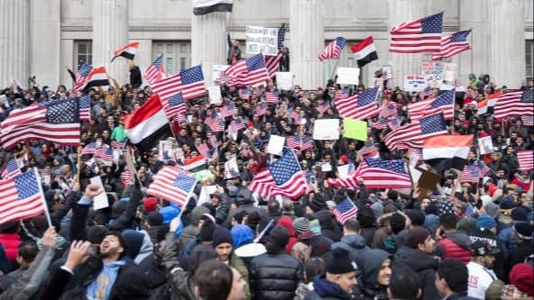 اليمنيون يترقبون مصيرا مماثلا.. ضوء أخضر أمريكي لإنهاء الحماية المؤقتة للسوريين