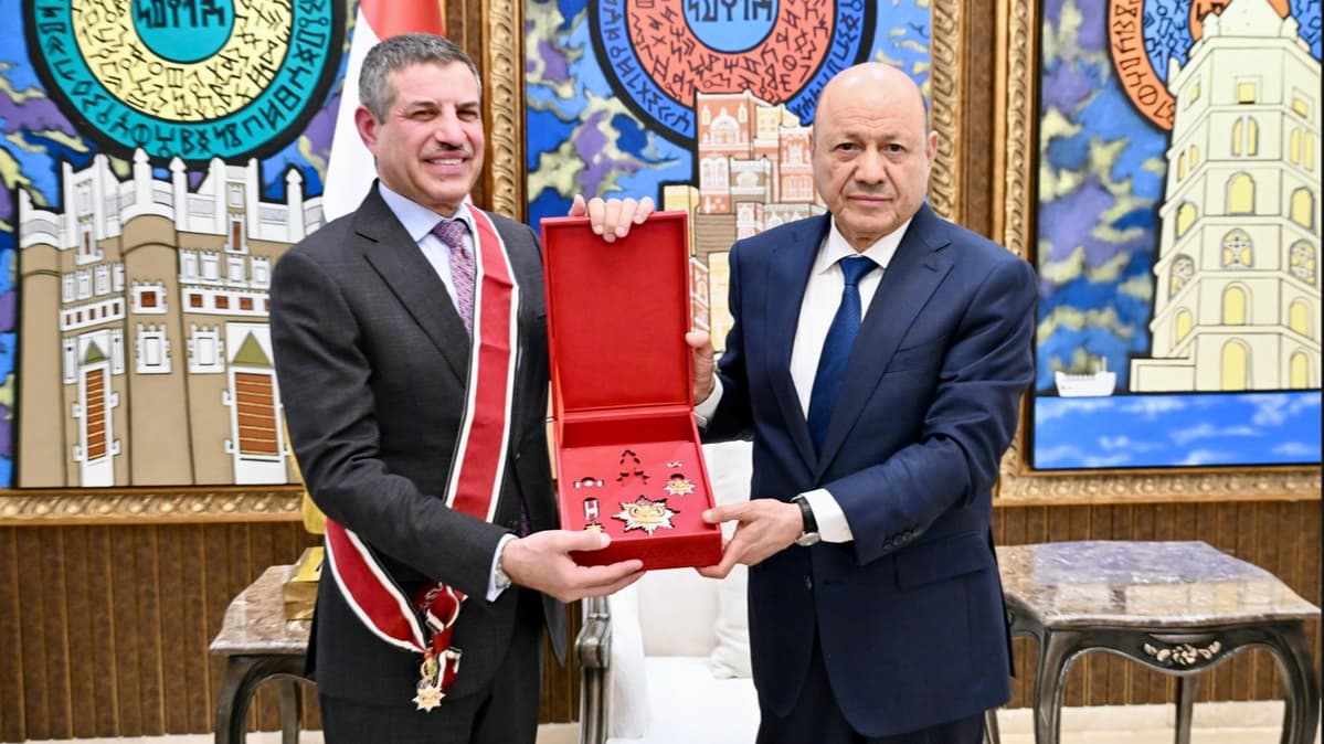 العليمي يمنح السفير الأمريكي وسام الوحدة ويشيد بجهوده في دعم الحكومة اليمنية