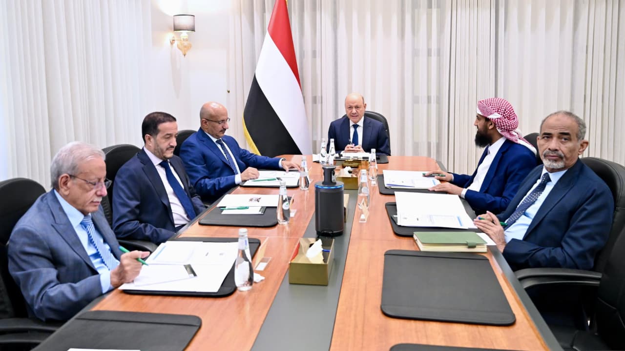 مجلس القيادة يوجه الحكومة بتسريع الإصلاحات المالية وتنمية الإيرادات