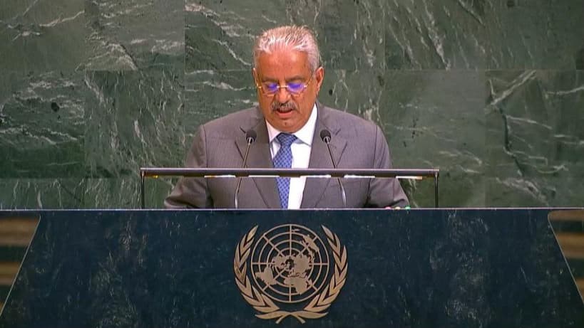 اليمن يطالب بموقف دولي حازم ضد الحوثيين ويحذر من تهديداتهم للملاحة الدولية