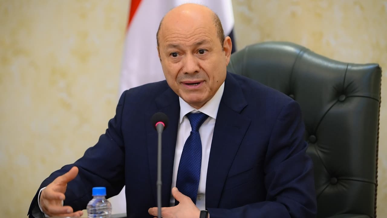 عقب هجوم حوثي في الحديدة.. الرئيس العليمي يدعو إلى رفع الجاهزية العسكرية
