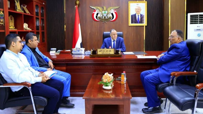 الحكومة تبحث تسريع إجراءات دخول البضائع وتعزيز الرقابة على الأسواق