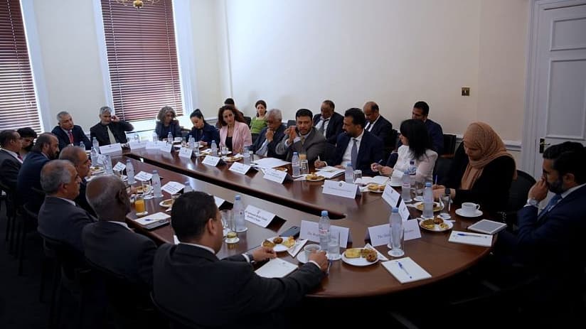 العليمي يعرض رؤية الحكومة لإنهاء الأزمة خلال لقاء مع سفراء عرب